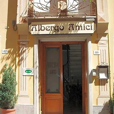 Amici Hotel 3*